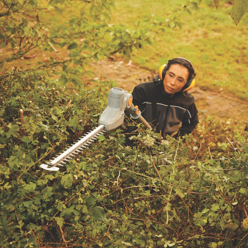 Titan TTB826HDC 50cm 550W 230V Corded Pole Hedge Trimmer 3 Titan TTB826HDC 50cm 550W 230V Corded Pole Hedge Trimmer - Image 3