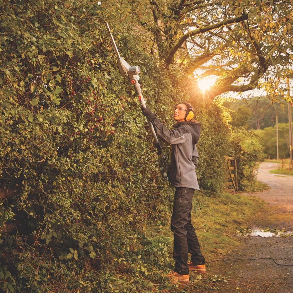 Titan TTB826HDC 50cm 550W 230V Corded Pole Hedge Trimmer 4 Titan TTB826HDC 50cm 550W 230V Corded Pole Hedge Trimmer - Image 4